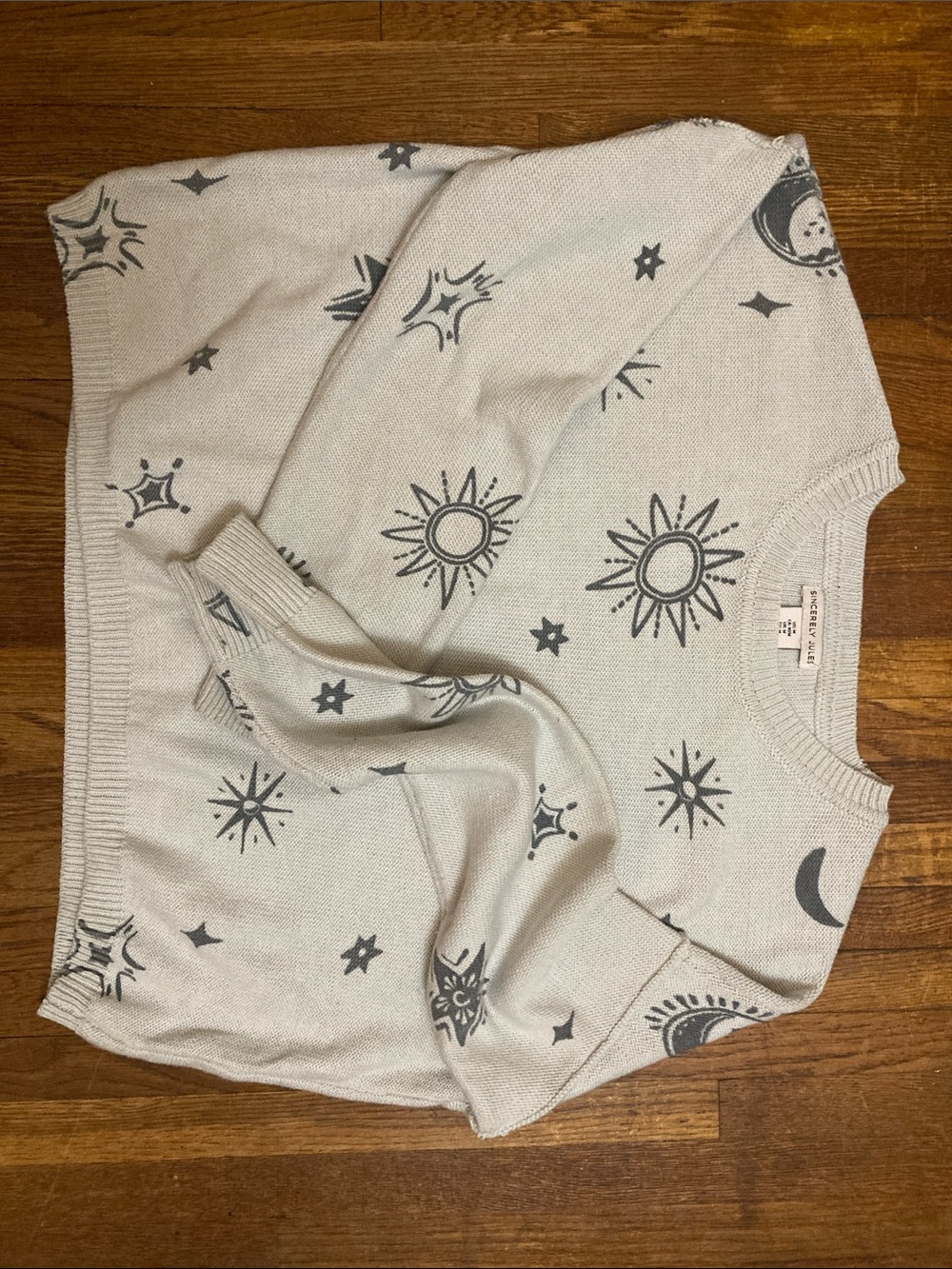 Sincerely Jules white and light gray crop celestial print